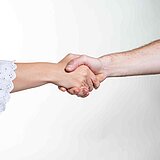 Faire Zusammenarbeit mit Wohl­fühl­at­mos­phäre | OPTINVEST Beamte